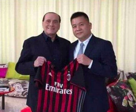 这个小区里所有的房子都不超过6层，而且房子建的非常密集，房子外面原本涂的绿色涂料已经斑驳的不成样子，露出了水泥的颜色。